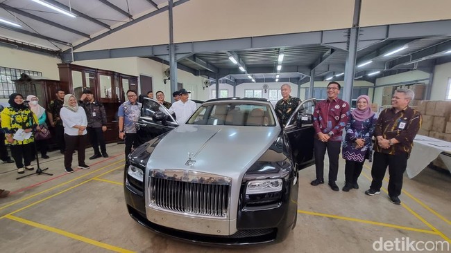 Dari Undian Tak Bertuan ke Bantuan Sosial: Kisah Rolls-Royce Lelang